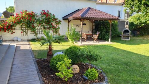Volkstedt Apartamento | Apartments am Saalebogen mit Gartenterrasse, Grillkamin und freie Parkplätze