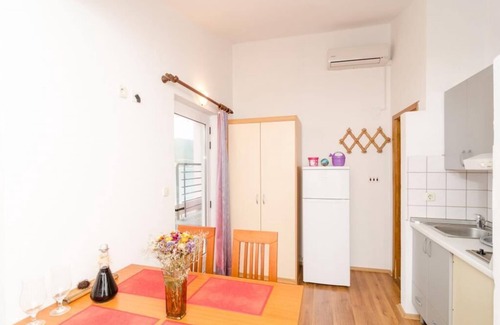 Putnikovic Apartamento | Apartamentos Ere�� Zuronja-Apartamento de 1 dormitorio con vistas al mar 2