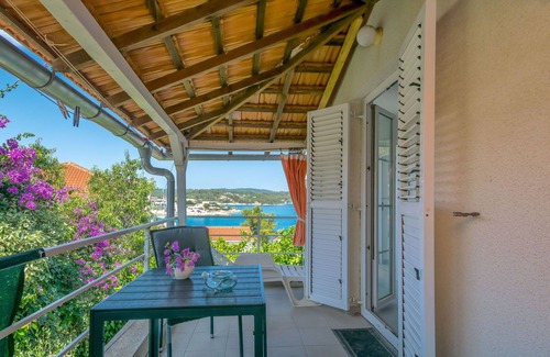 Necujam Apartamento | Apartments Dubravka (77561-A2) - Necujam - island Solta