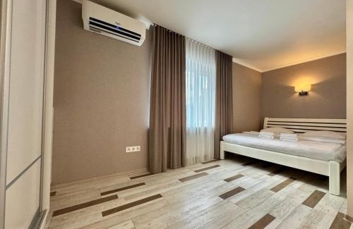 Sukhinovka Apartamento | ApartPoltava Розкішна студія з КУТОВОЮ ВАННОЮ, 1-й будинок біля Корпусного парку, ПАНОРАМНИЙ балкон