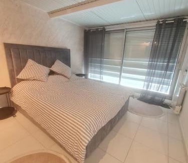 10th Arrondissement Enclos-St-Laurent Apartamento | Apparemment lumineux