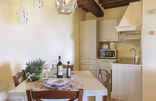 Chianni Apartamento | Appartamento Ginepro - Borgo in Chianni by Interhome