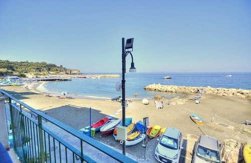 Marina di Puolo Casa | Appartamento Naia A: A graceful apartment located right on the beach, with Free WI-FI.