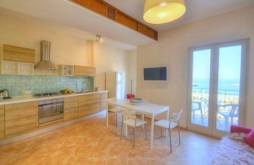 Marina di Puolo Casa | Appartamento Naia B: A graceful apartment located right on the beach, with Free WI-FI.