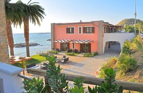 Acciaroli Casa | Appartamento Torre Caleo L: A charming apartment located right on the beach, with Free WI-FI.