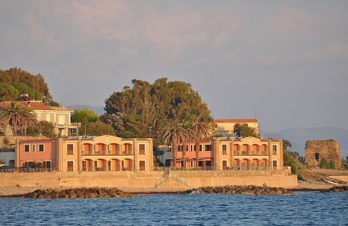 Acciaroli Casa | Appartamento Torre Caleo L: A charming apartment located right on the beach, with Free WI-FI.