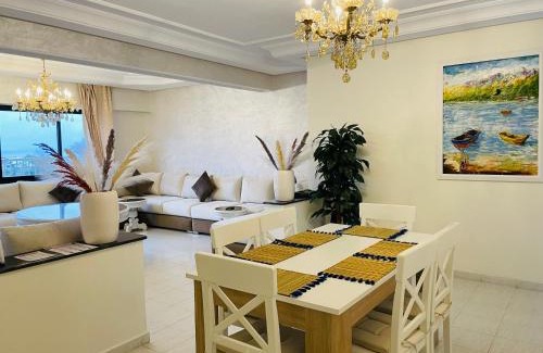 Tangier Apartamento | Appartement Charmant au Coeur de Tanger avec Vue sur la Mer, Cosy Balcon, 2 Salles de Bain, WIFI, AC, IPTV