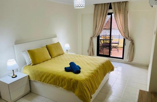 Tangier Apartamento | Appartement Charmant au Coeur de Tanger avec Vue sur la Mer, Cosy Balcon, 2 Salles de Bain, WIFI, AC, IPTV