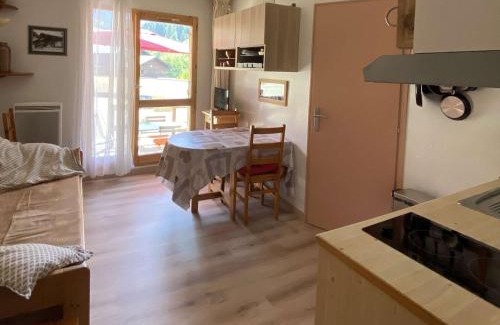 Areches Apartamento | Appartement cosy 2-4 pers. - centre village, proche remontées, piscine, terrasse plein sud - FR-1-342-154