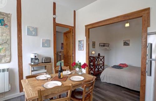 Saint-Genest-Lerpt Casa | Appartement lumineux avec terrasse et cheminée à Saint-Genest-Lerpt - FR-1-496-287