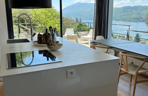 Annecy-le-Vieux Apartamento | Appartement RDC 6 Pers, vue Unique lac Annecy, Terrasse 60 m² et Spa, à 5 mn lac