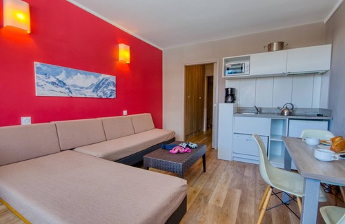 Isola Condominio | Apartamento Rénové | Seulement 50m du Télésiège | Piscine + Sauna sur place!