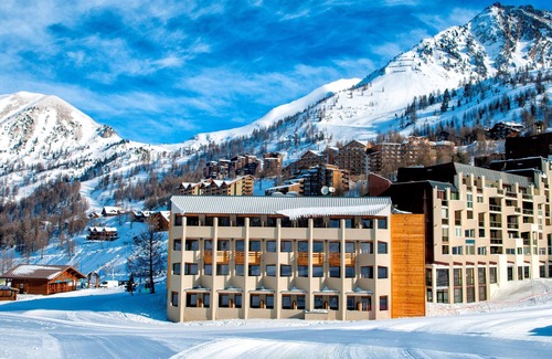 Isola Condominio | Apartamento Rénové | Seulement 50m du Télésiège | Piscine + Sauna sur place!