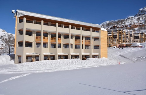 Isola Condominio | Apartamento Rénové | Seulement 50m du Télésiège | Piscine + Sauna sur place!