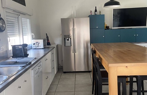 Sarrians Apartamento | Appartement Spacieux Calme Centre Village Avec Terrasse et Cour