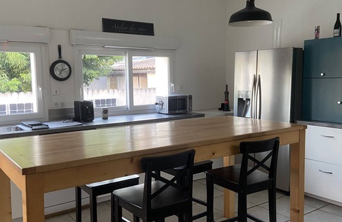 Sarrians Apartamento | Appartement Spacieux Calme Centre Village Avec Terrasse et Cour