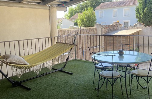 Sarrians Apartamento | Appartement Spacieux Calme Centre Village Avec Terrasse et Cour