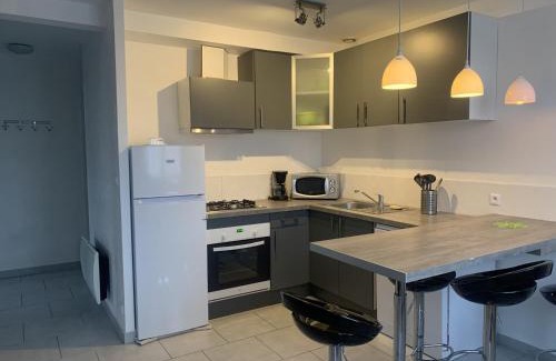 La Roche-Posay Apartamento | Appartement T3 en Centre-Ville de La Roche-Posay avec Terrasse, Piscine et Parking - FR-1-541-75