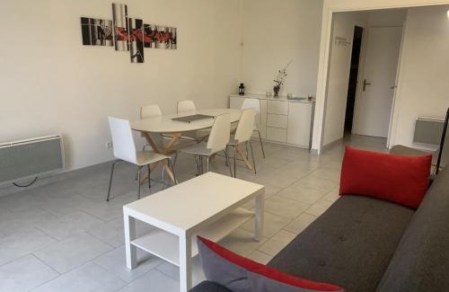 La Roche-Posay Apartamento | Appartement T3 en Centre-Ville de La Roche-Posay avec Terrasse, Piscine et Parking - FR-1-541-75