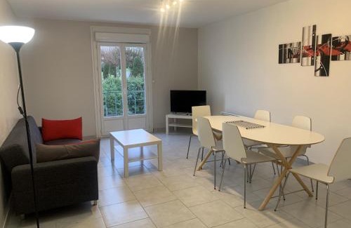 La Roche-Posay Apartamento | Appartement T3 en Centre-Ville de La Roche-Posay avec Terrasse, Piscine et Parking - FR-1-541-75