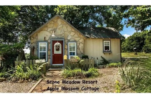 Eureka Springs Cabaña | Apple Blossom Cottage