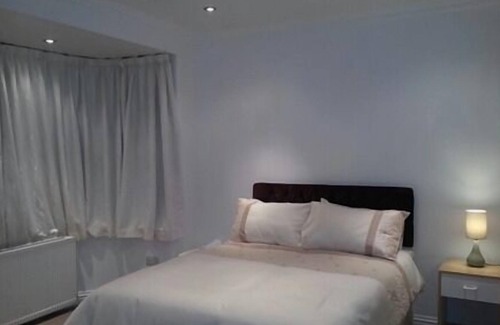 Queensbury Casa | Apple House Guesthouse Wembley