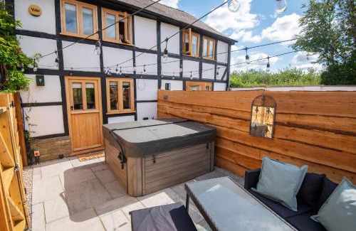 Hereford Casa | Apple Tree Cottage - Cosy 2 Bed with Deluxe HOT TUB & Log Burner