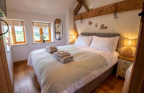 Hereford Casa | Apple Tree Cottage - Cosy 2 Bed with Deluxe HOT TUB & Log Burner