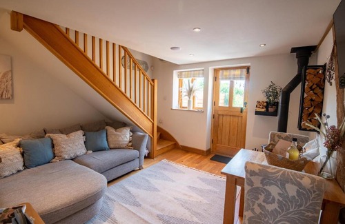 Hereford Casa | Apple Tree Cottage - Cosy 2 Bed with Deluxe HOT TUB & Log Burner