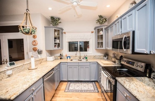 Hendersonville Casa | Mountain Views in Apple Valley Chateau