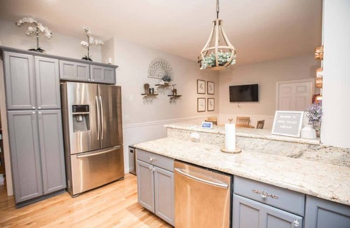 Hendersonville Casa | Mountain Views in Apple Valley Chateau