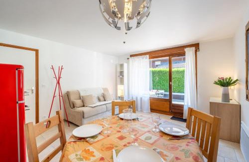 Thones Apartamento | Appt Cosy rénové, Terrasse & proche centre ville entre Lac & Montagnes