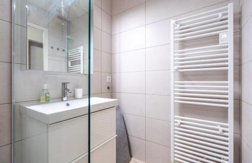 Thones Apartamento | Appt Cosy rénové, Terrasse & proche centre ville entre Lac & Montagnes