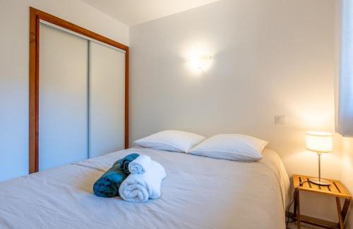 Thones Apartamento | Appt Cosy rénové, Terrasse & proche centre ville entre Lac & Montagnes