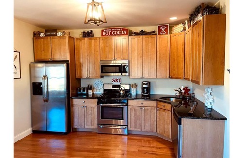 Hunter Condominio | Apres Ski Luxury SKI-IN/OUT HUNTER MOUNTAIN Slopeside STEPS to Ski School Lodge