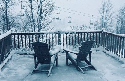 Hunter Condominio | Apres Ski Luxury SKI-IN/OUT HUNTER MOUNTAIN Slopeside STEPS to Ski School Lodge