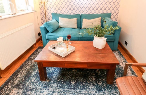 Honley Cabaña | APRICOT COTTAGE, pet friendly, character holiday cottage in Holmfirth
