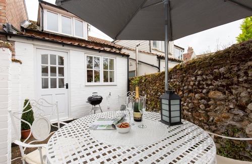 East Rudham Cabaña | April Cottage - a self catering cottage that sleeps 4 guests in 2 bedrooms