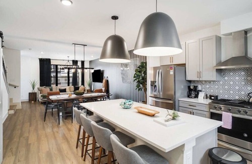 McFerrin Park Casa | April Sale! Spacious Retreat 2.5 Mi to Broadway