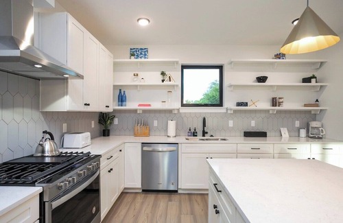 McFerrin Park Casa | April Sale! Spacious Retreat 2.5 Mi to Broadway