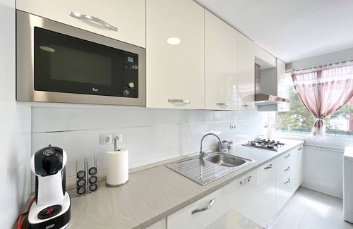 Santa Susanna Apartamento | Apt 2 pax en el paseo marítimo de Santa Susanna. Piscina y jardín comunitarios, wifi gratis y aire acondicionado en el salón. Excelente ubicación, a 3 min de la playa, comercios, bares y restaurantes. Zona animada!. Vivalidays Lora.