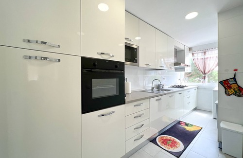 Santa Susanna Apartamento | Apt 2 pax en el paseo marítimo de Santa Susanna. Piscina y jardín comunitarios, wifi gratis y aire acondicionado en el salón. Excelente ubicación, a 3 min de la playa, comercios, bares y restaurantes. Zona animada!. Vivalidays Lora.