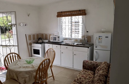 Rockley Apartamento | Apt 4a. Large cosy one bedroom apartment within walking distance to Accra beach.