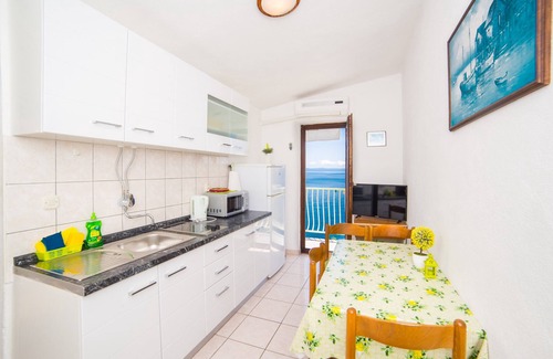 Bratus Apartamento | Apt next to the beach w balcony and sea view