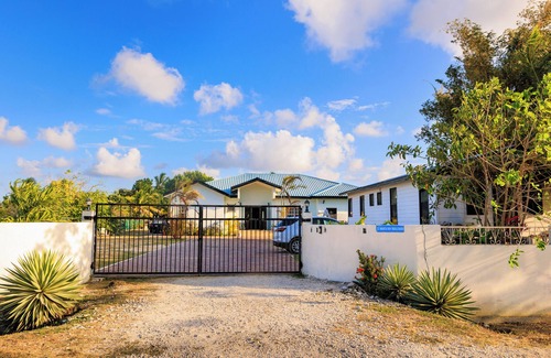 Vista del Mar Apartamento | Apt w/ complimentary ride to airport -Ladyville AH