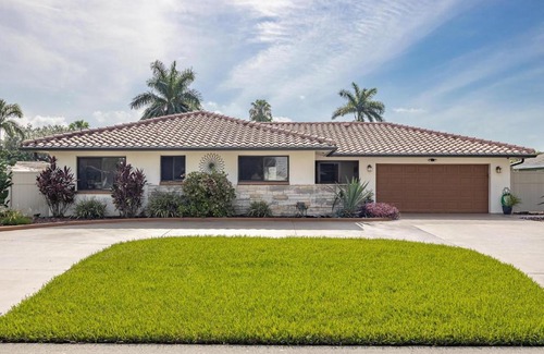 Caloosahatchee Casa | Aqua Escape - Cape Coral - Roelens Vacations Gulf Access- Minutes to the River- Kayaks-Dog Friendly