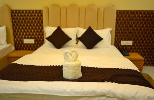 Bhimtal Hotel | Arahnyam Bhimtal With Pool & Cafe