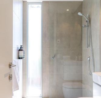 Taroona Casa | Architectural glass house with ocean views