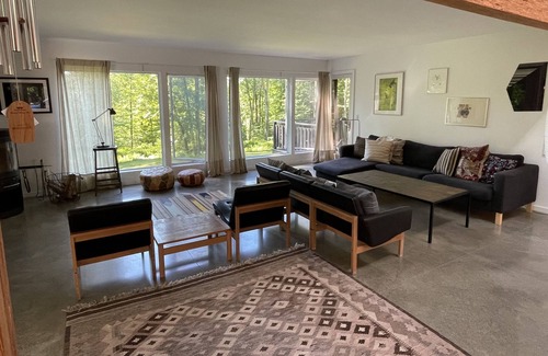 Town of Marbletown Casa | Architectural Modern escape tucked in a quiet wooded neighborhood