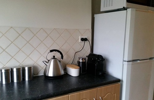 Orange Casa | Arden en la calle McLachlan